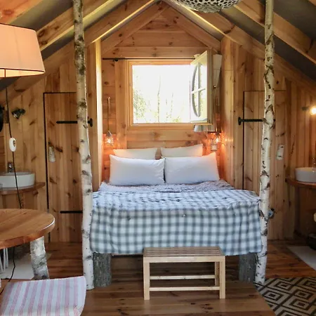 Les Volets Bleus Bed & Breakfast