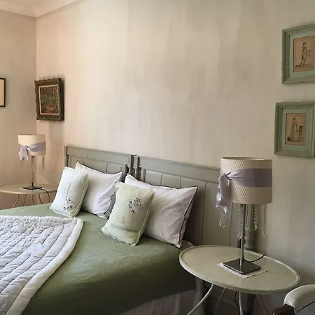 Les Volets Bleus Bed & Breakfast 3*