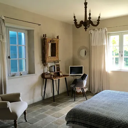 Les Volets Bleus Bed & Breakfast