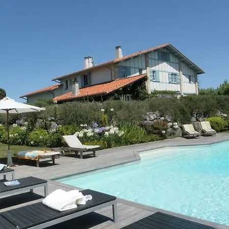 Les Volets Bleus Bed & Breakfast 3*