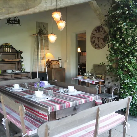 Les Volets Bleus Bed & Breakfast