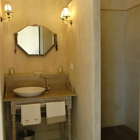 Les Volets Bleus Bed & Breakfast 3*