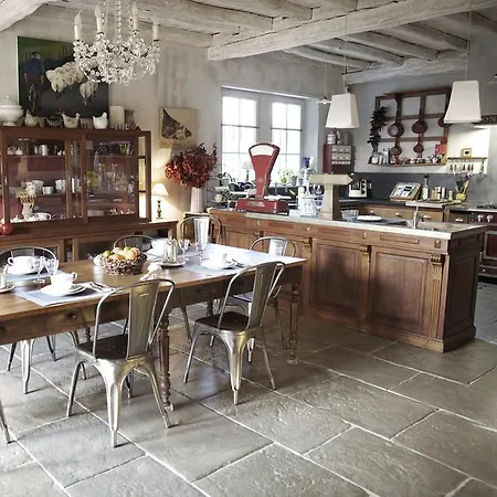 Les Volets Bleus Bed & Breakfast