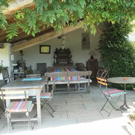 Les Volets Bleus Bed & Breakfast 3*