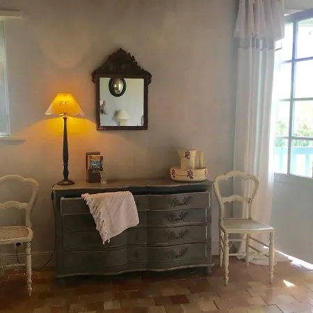 Les Volets Bleus Bed & Breakfast