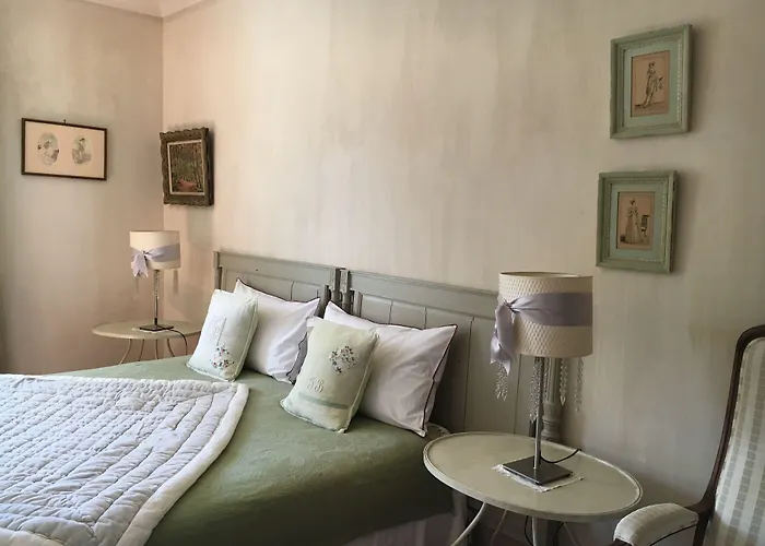 Les Volets Bleus ベッド・アンド・ブレックファスト 3*