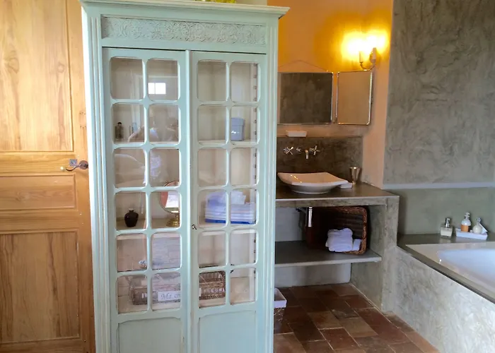 Les Volets Bleus ベッド・アンド・ブレックファスト 3*