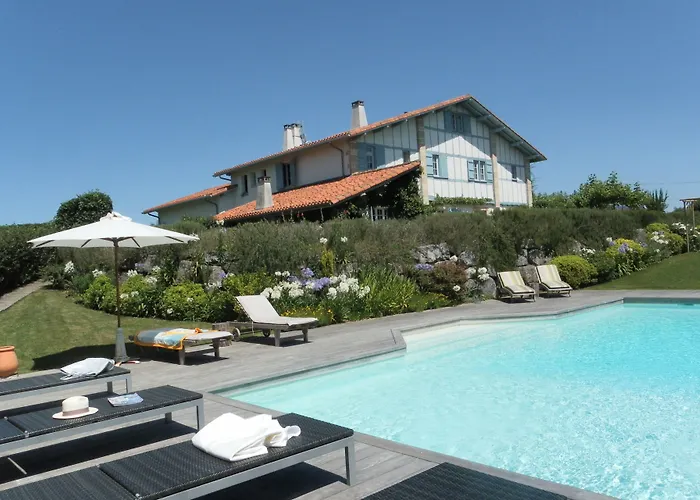 Les Volets Bleus ベッド・アンド・ブレックファスト 3*