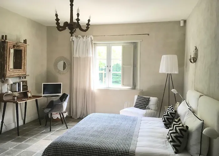 Les Volets Bleus ベッド・アンド・ブレックファスト アルカング